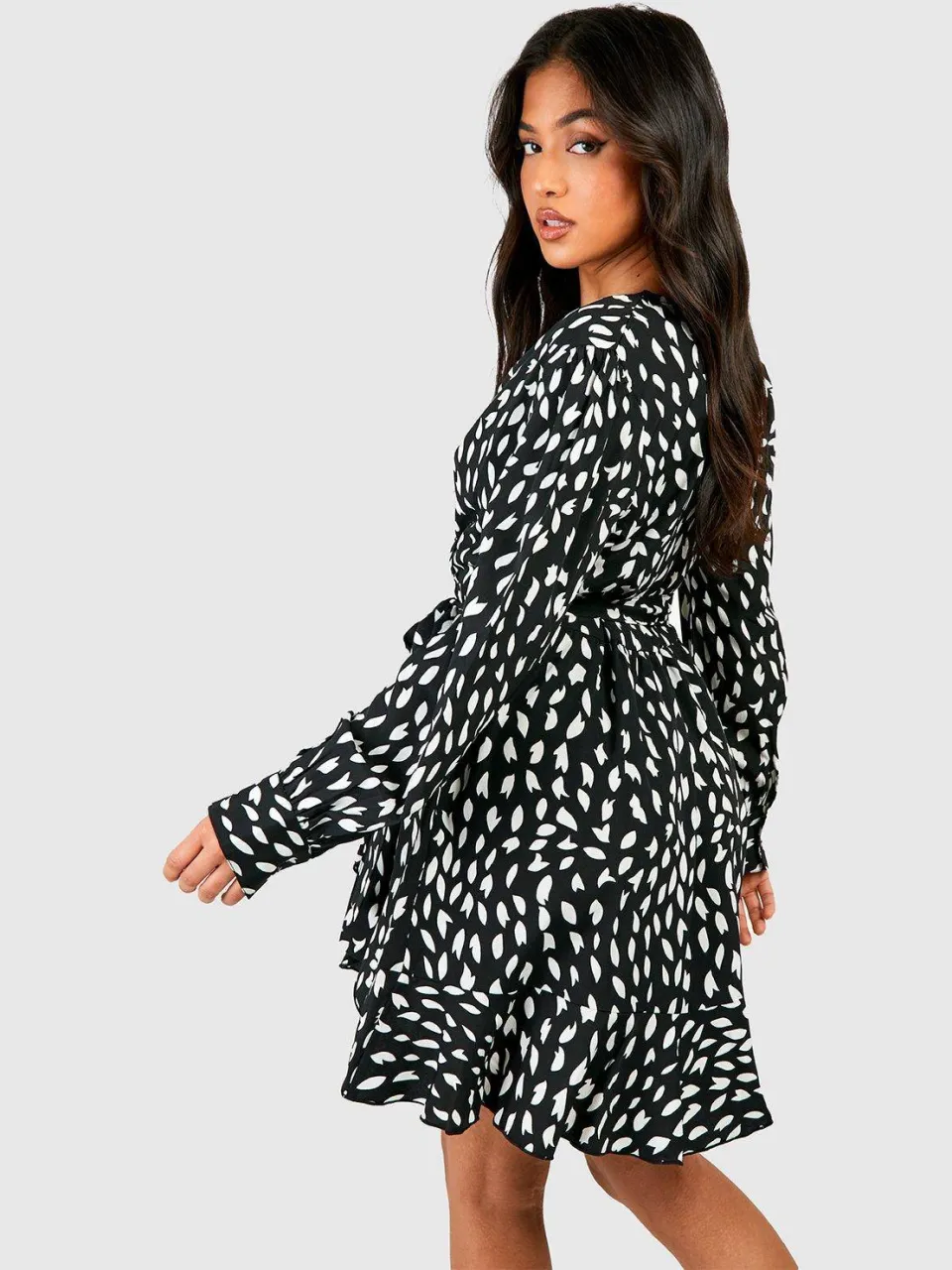 boohoo Dames Petite Smudge Print Ruffle Geweven Wikkeljurk zwart, foto 2