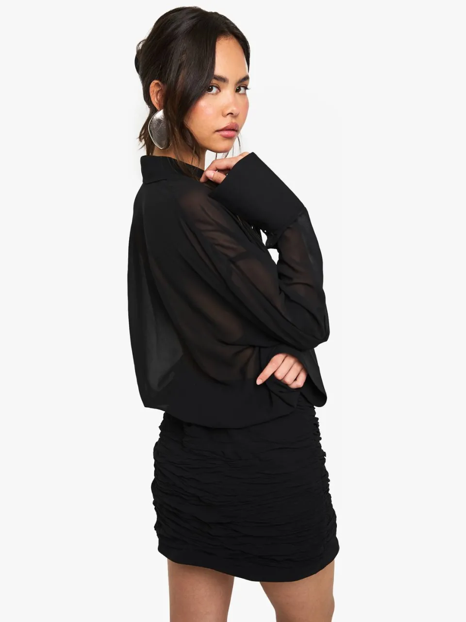 boohoo Dames Chiffon overhemdjurk met verlaagde taille en geraffelde details zwart, foto 2