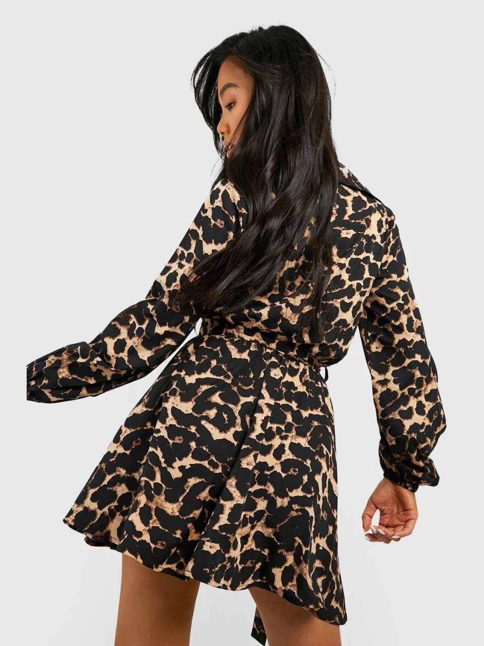 boohoo Dames Petite Luipaardprint Skater Shirtjurk zwart, foto 2