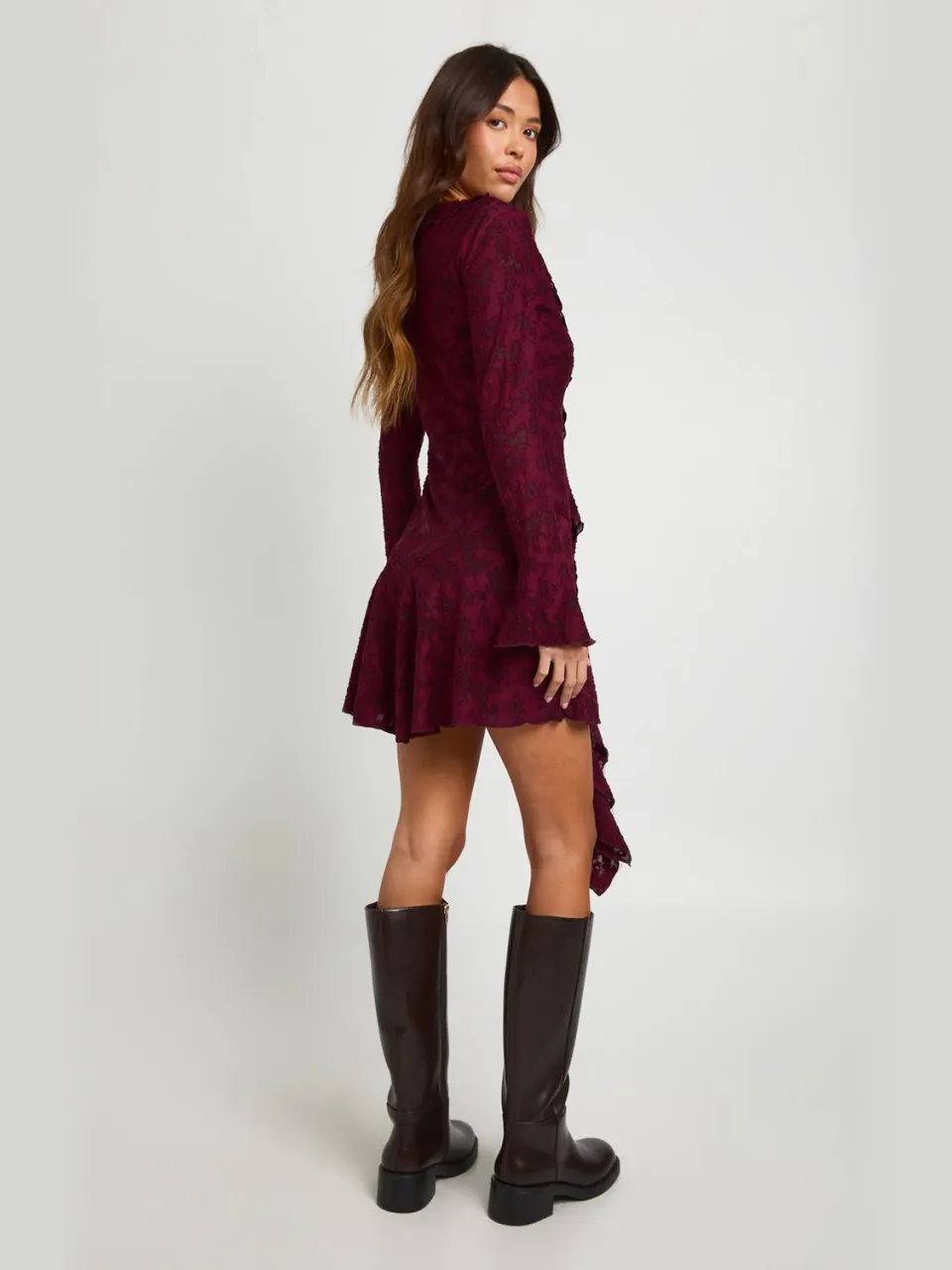 boohoo Dames Burnout Bloemen Ruches Voorkant Mini Jurk bordeaux rood, foto 2