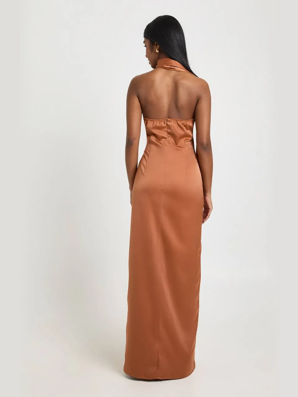 boohoo Dames Satijnen Diepe Hals Maxi Jurk Met Nekstrik roest, foto 2