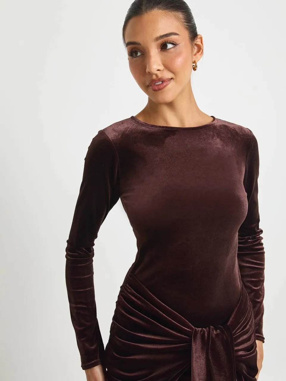 boohoo Dames Fluwelen mini-jurk met strik in de taille en lange mouwen chocoladebruin, foto 4
