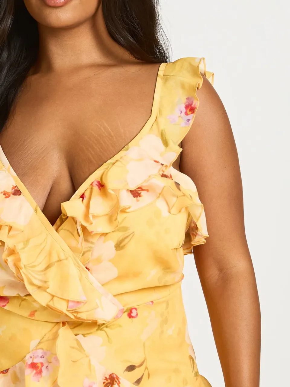 boohoo Dames Plus Bloemen V-hals Chiffon Ruches Maxi Jurk geel, foto 4