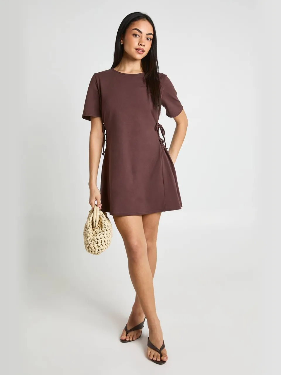 boohoo Dames Katoenen T-shirt Jurk Met Strikdetail Aan De Zijkant chocoladebruin, foto 3