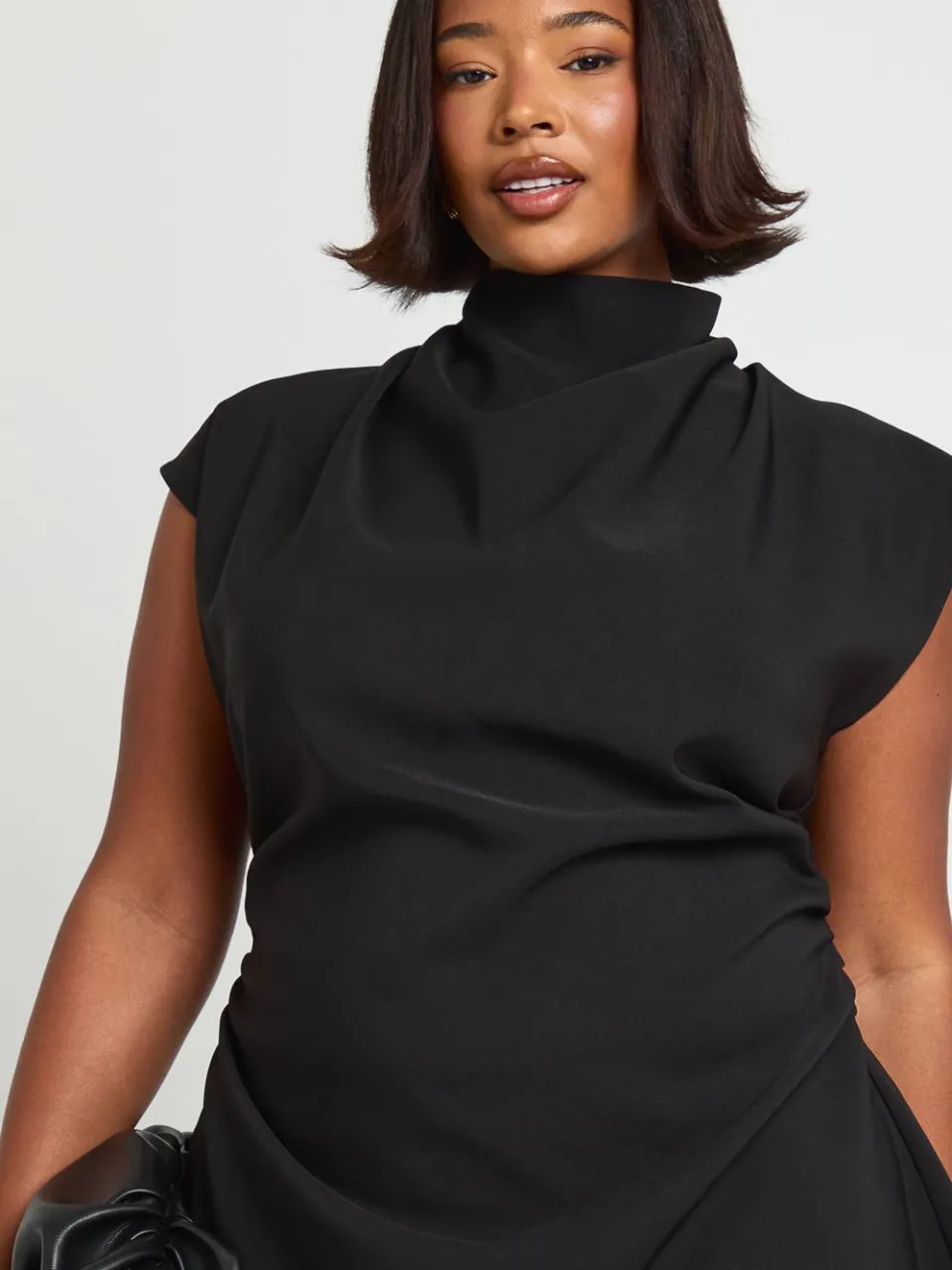 boohoo Dames Plus Asymmetrische Gegromde Capmouw Shift Jurk zwart, foto 4