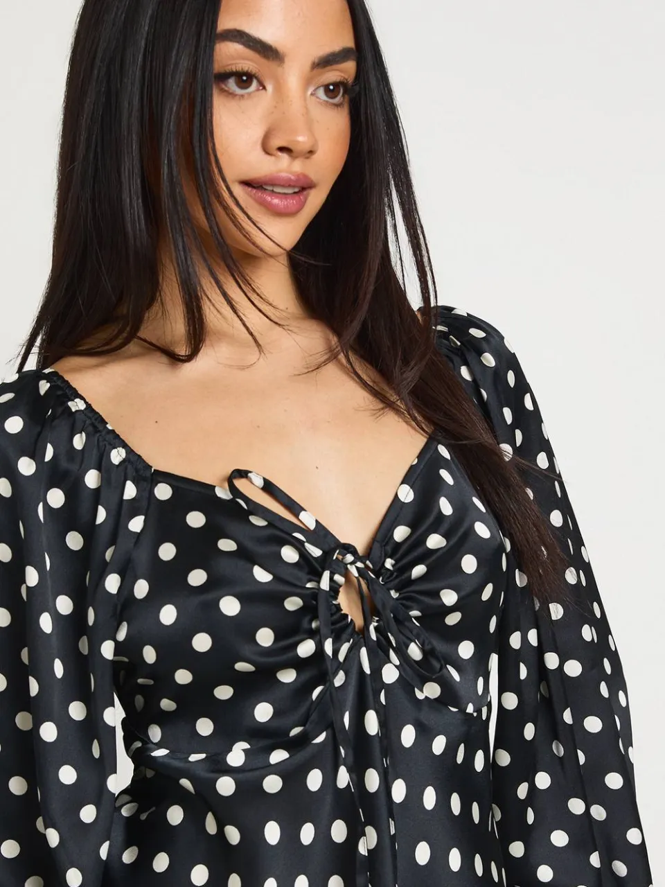 boohoo Dames Satijnen Mini Jurk Met Stippenprint En Volumineuze Mouwen zwart, foto 3
