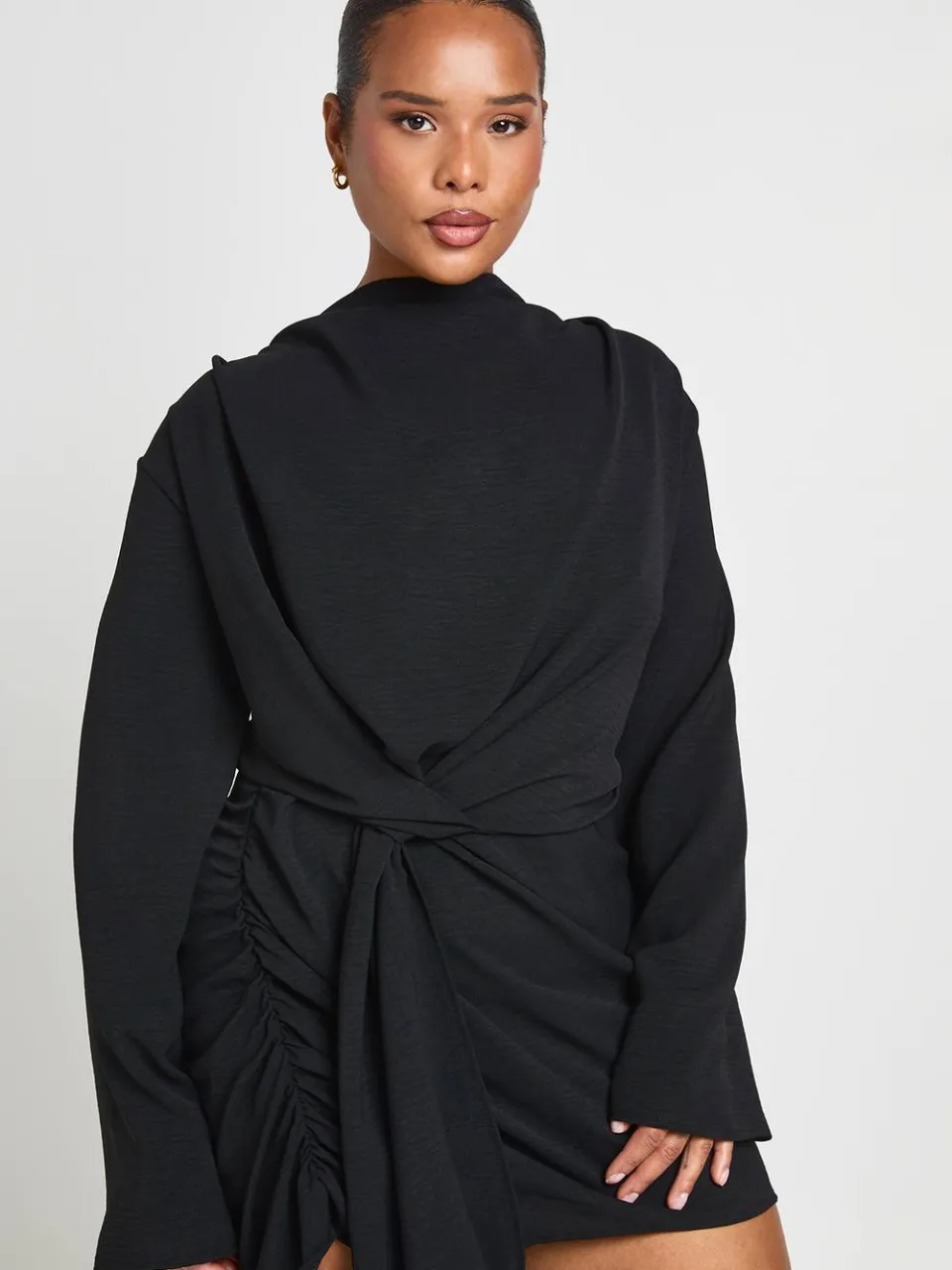 boohoo Dames Plus Gehamerde Cowl Hals Knoop Detail Mini Jurk zwart, foto 2