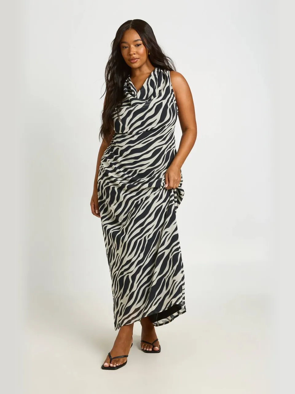 boohoo Dames Plus Zebra Chiffon Cowl Neck Maxi Jurk zwart, foto 3