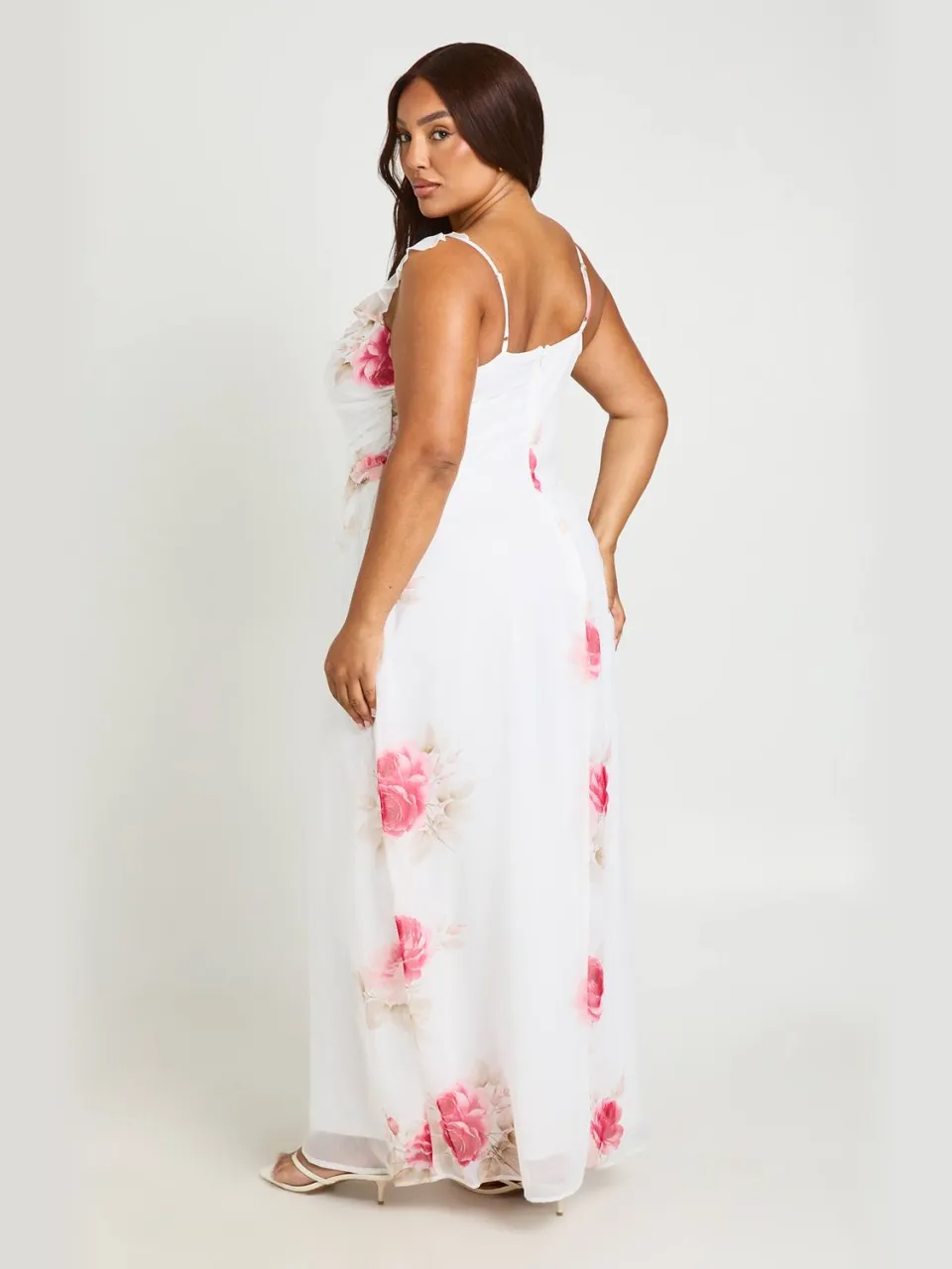 boohoo Dames Plus Maat Chiffon Maxi Jurk Met Bloemenprint, Plunge Hals En Ruche Details ivoor, foto 2