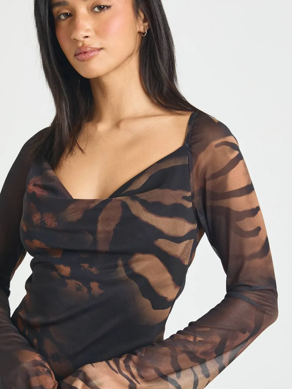 boohoo Dames Petite Dieren Lange Mouw Skater Jurk bruin, foto 4