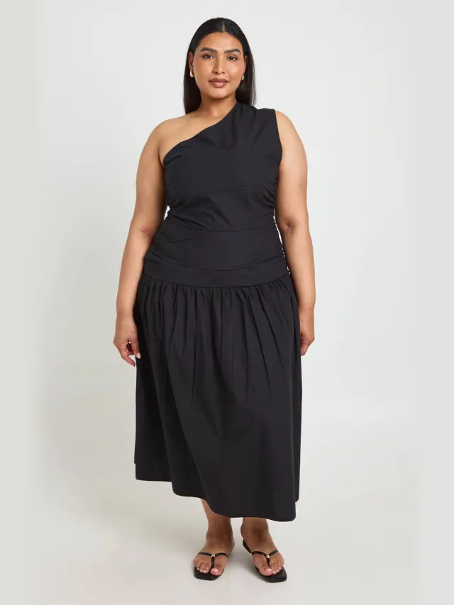 boohoo Dames Plus Katoenen Popeline Jurk Met Éen Schouder En Gerimpeld Midaxi Model Zwart