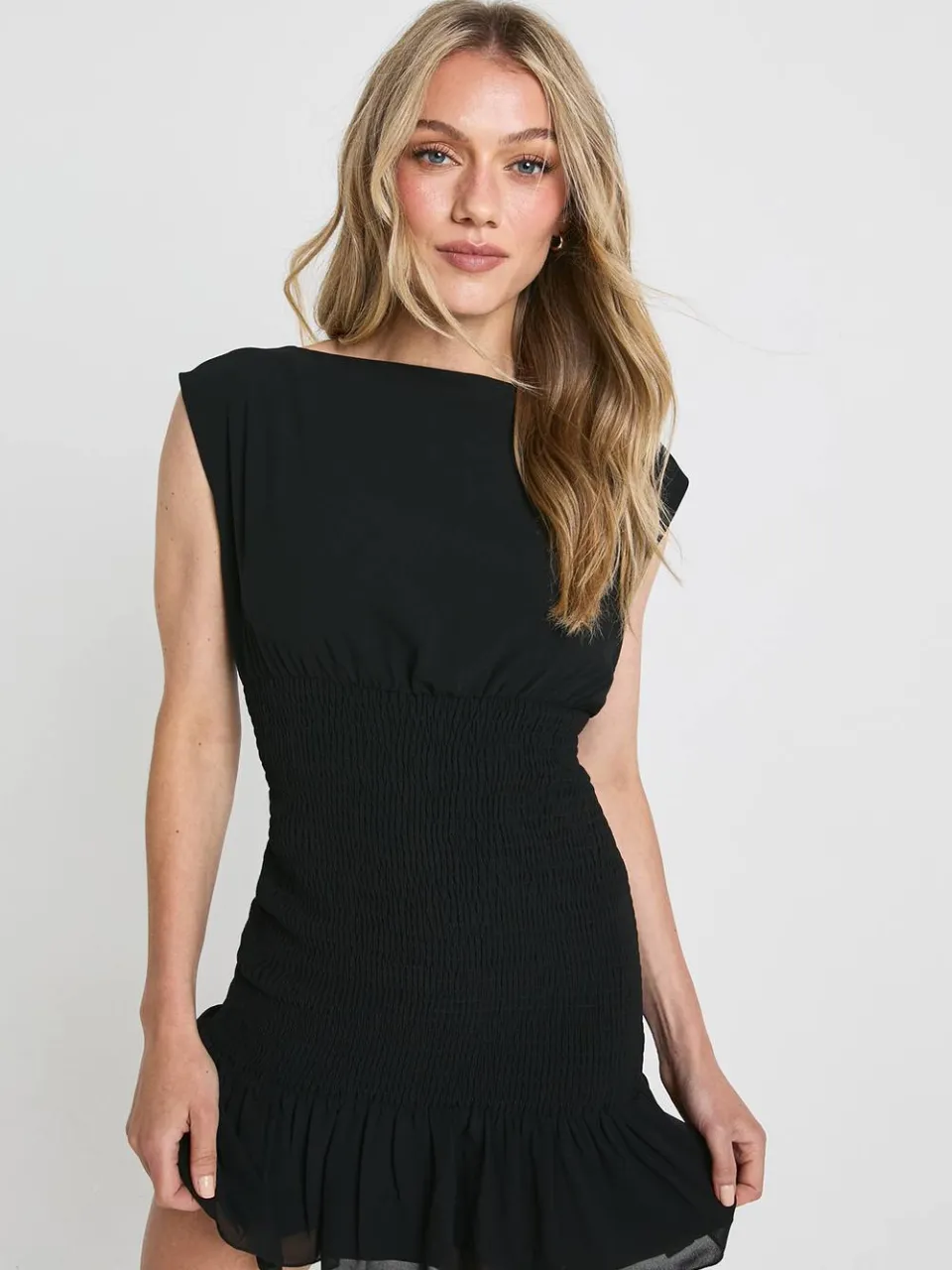 boohoo Dames Kleine minijurk met gerimpelde taille en ruchezoom zwart, foto 3