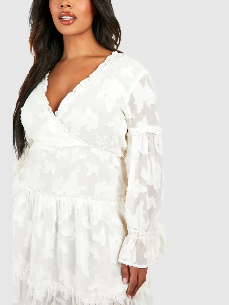 boohoo Dames Plus Woven Jacquard V Front Frill Mini Jurk crème, foto 4