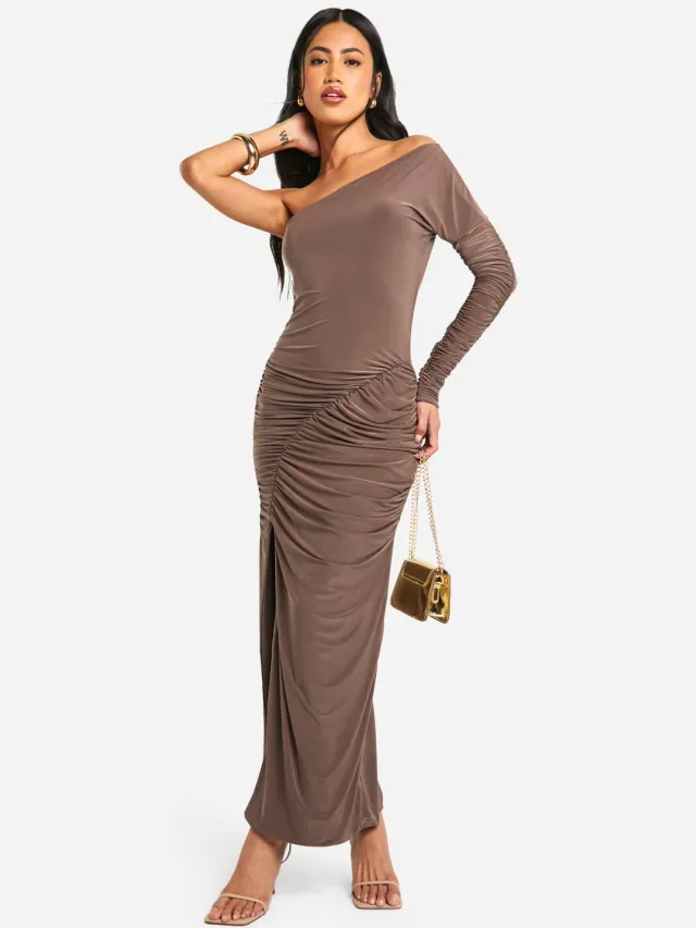 boohoo Dames One-shoulder slinky geroqueerde maxi-jurk Mokka
