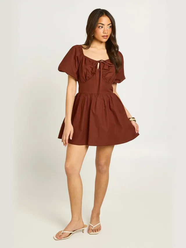 boohoo Dames Petite Linnen-look Mini Jurk Met Volumineuze Mouwen Chocoladebruin