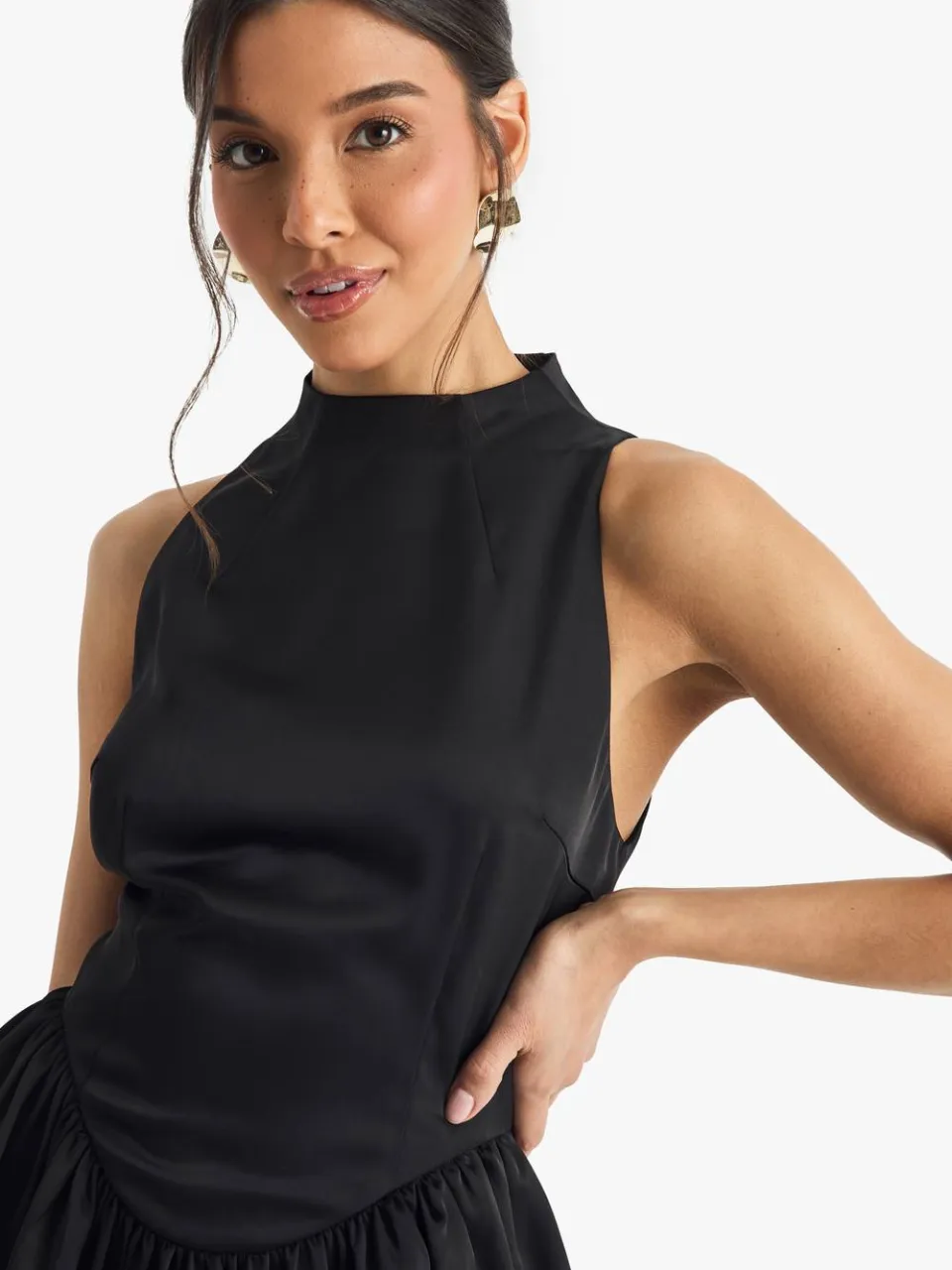 boohoo Dames Premium Satijn Hoge Hals Volume Mini Jurk zwart, foto 4