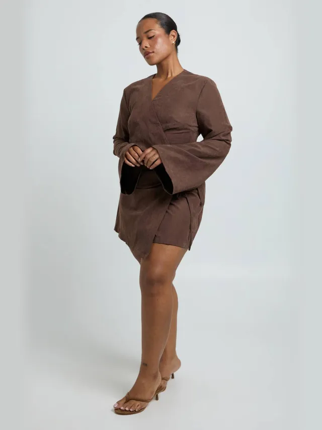boohoo Dames Plus Perzik Wikkel Jurk Chocoladebruin