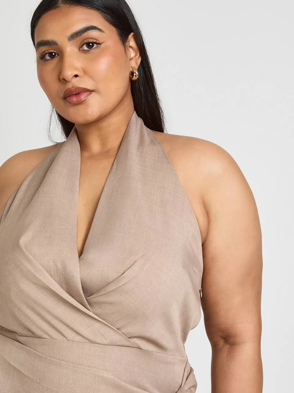 boohoo Dames Plus Geweven Halternek Wikkel Strikjurk taupe, foto 4