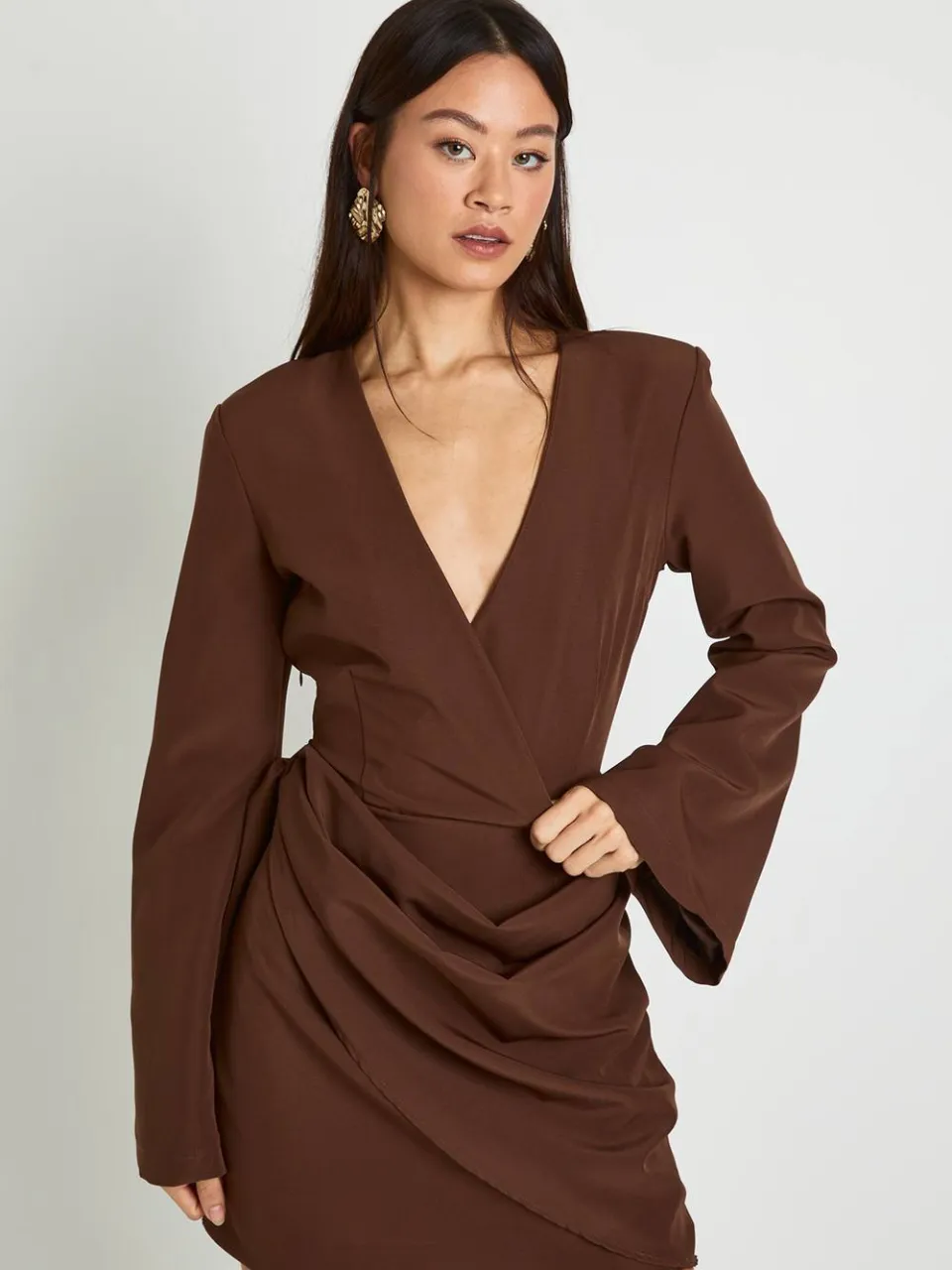 boohoo Dames Tall Tie Waist Collarless Draped Blazer Dress chocoladebruin, foto 4