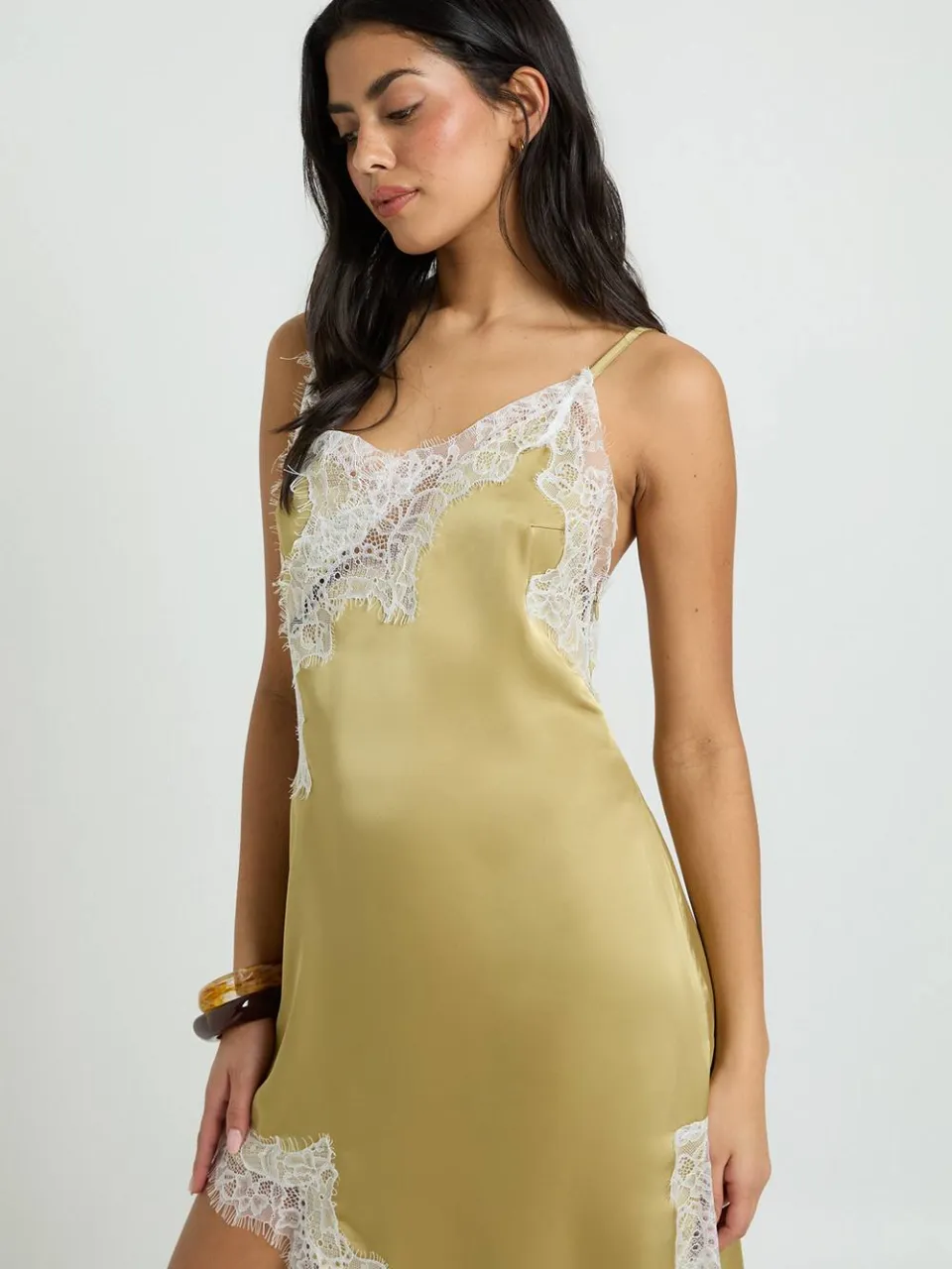 boohoo Dames Satijnen Midi Jurk Met Asymmetrische Zoom En Contrasterende Kant olijf, foto 3