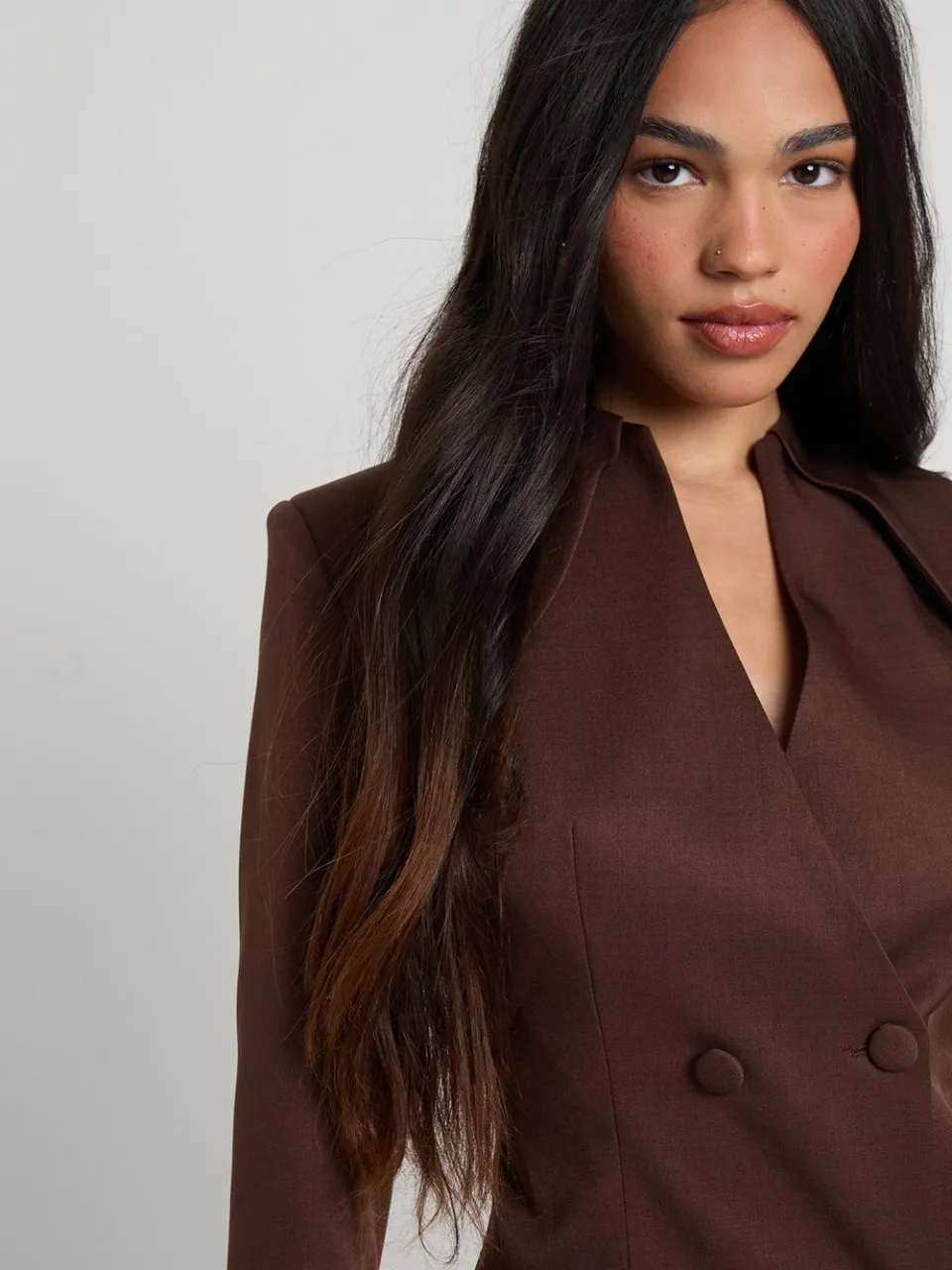 boohoo Dames Kraagloze Blazerjurk met Knoopsluiting chocoladebruin, foto 4