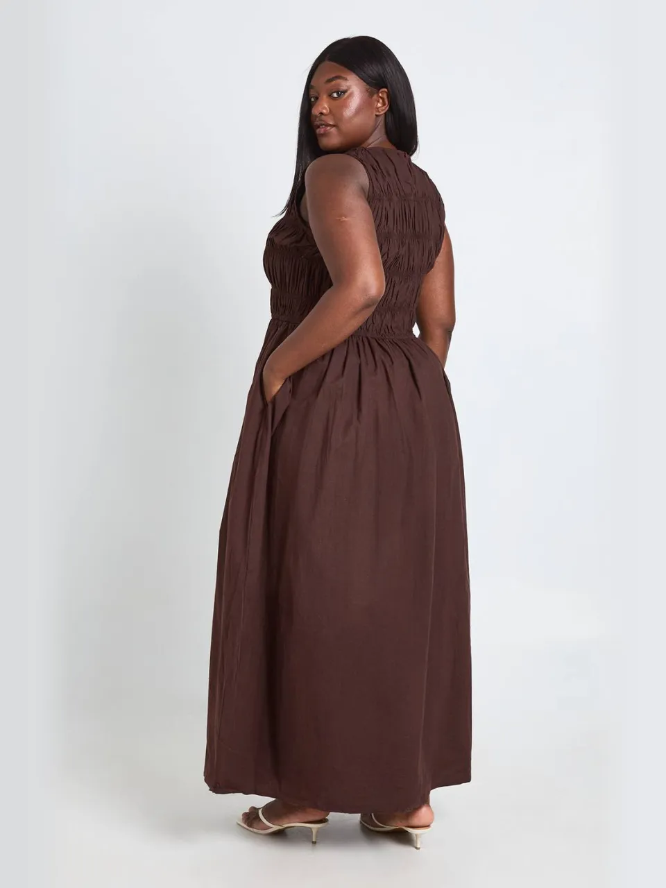 boohoo Dames Plus Katoenen Popeline Gesmockte Maxi Jurk chocoladebruin, foto 2