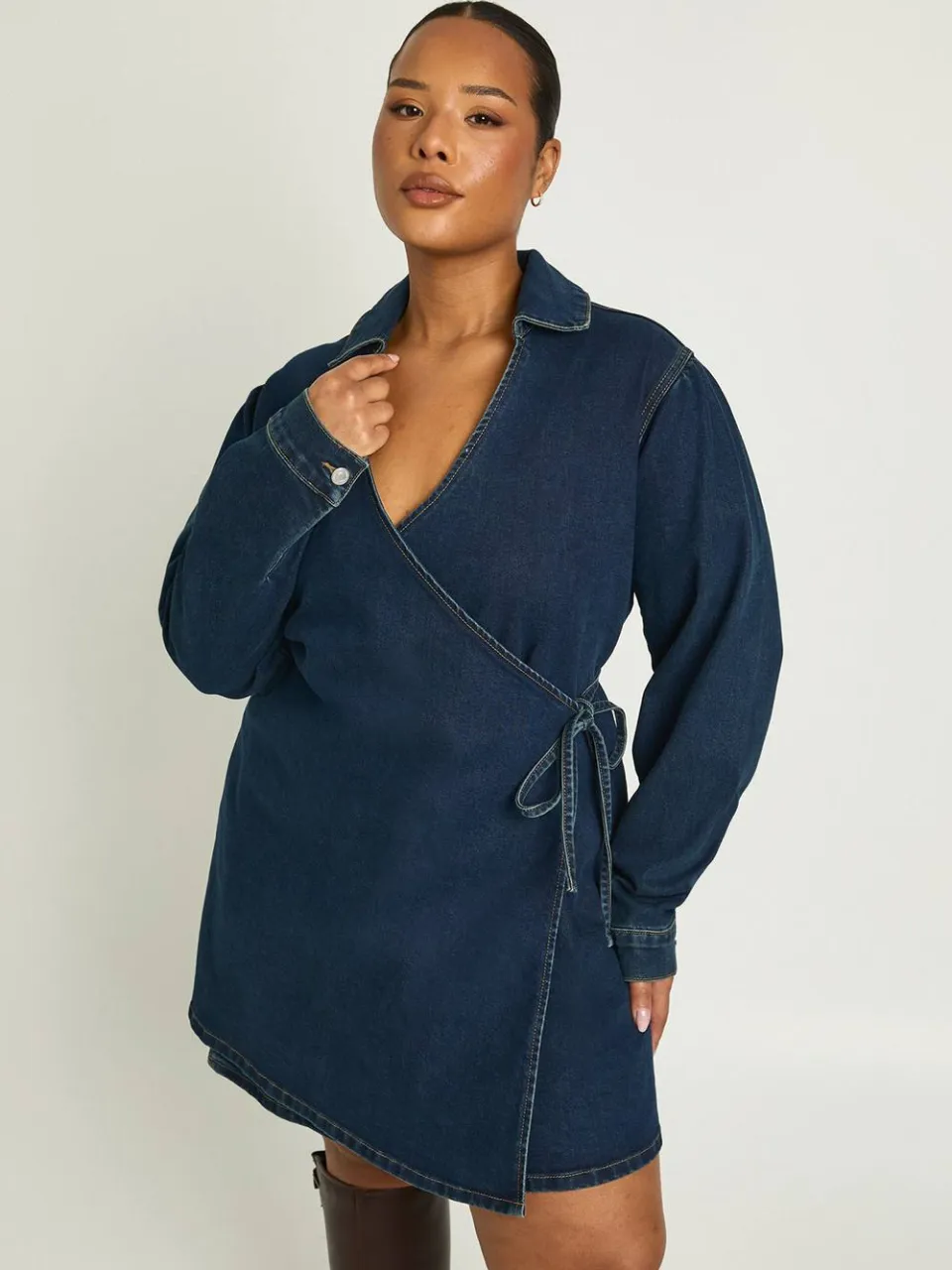 boohoo Dames Plus Denim Wikkel Jurk, foto 2