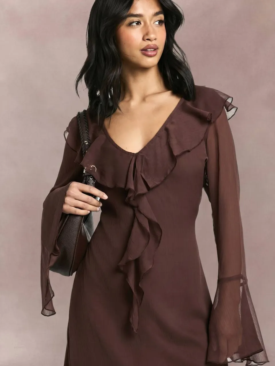 boohoo Dames Petite Chiffon Maxi-Jurk met Ruches, Uitlopende Mouwen en Ceintuur chocoladebruin, foto 3