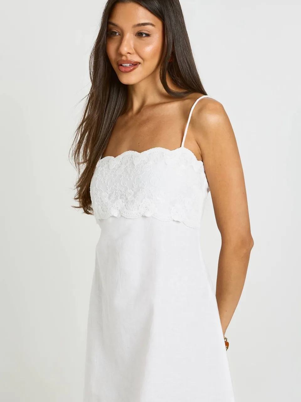 boohoo Dames Geborduurd Cami Jurkje Met Geschulpte Halslijn ivoor, foto 4