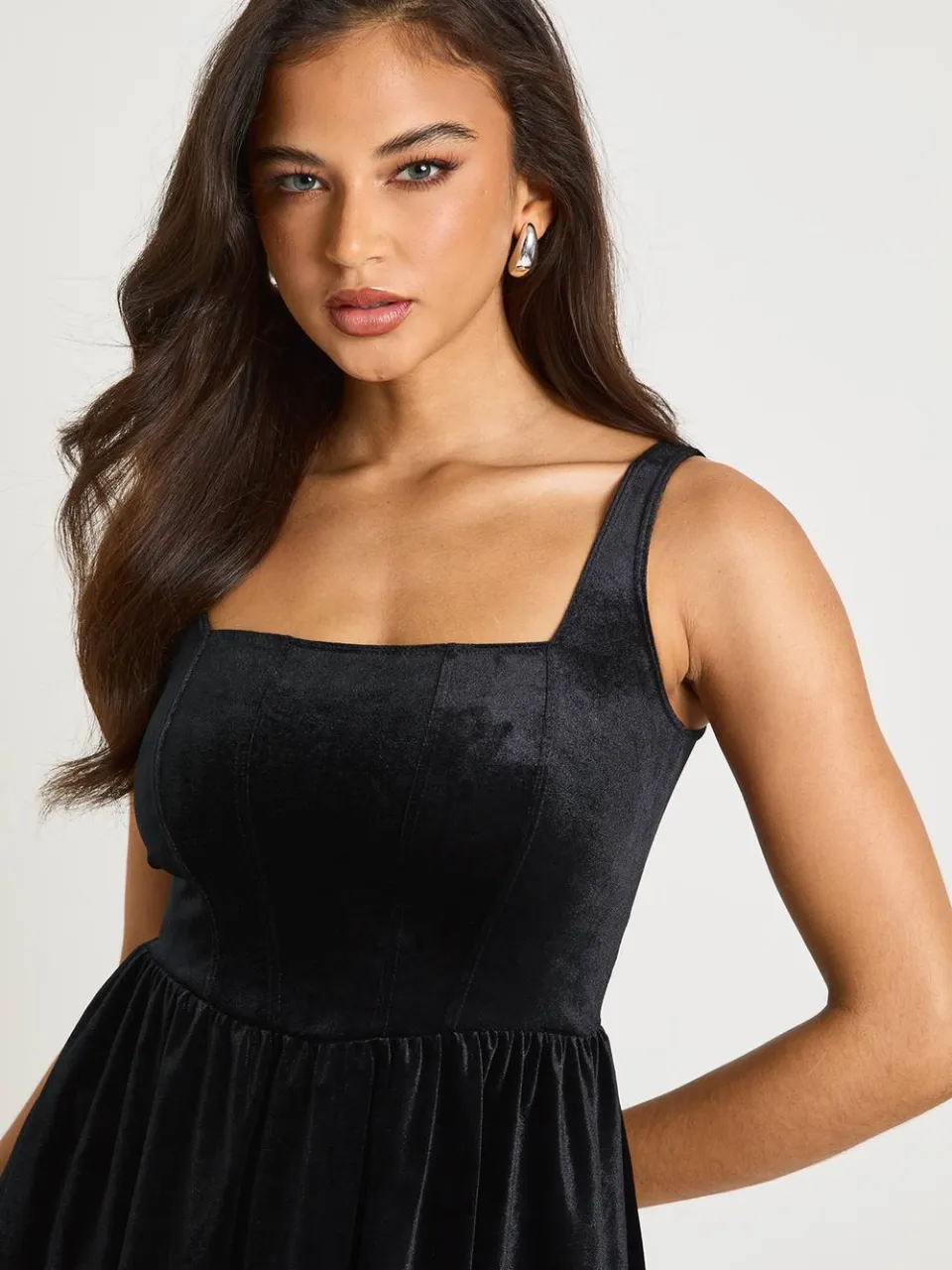 boohoo Dames Fluwelen melkmeid met vierkante halslijn mini-jurk zwart, foto 4