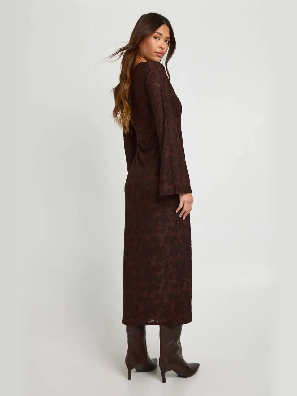 boohoo Dames Burnout Bloemen Asymmetrische Lange Mouw Midaxi Jurk chocoladebruin, foto 2