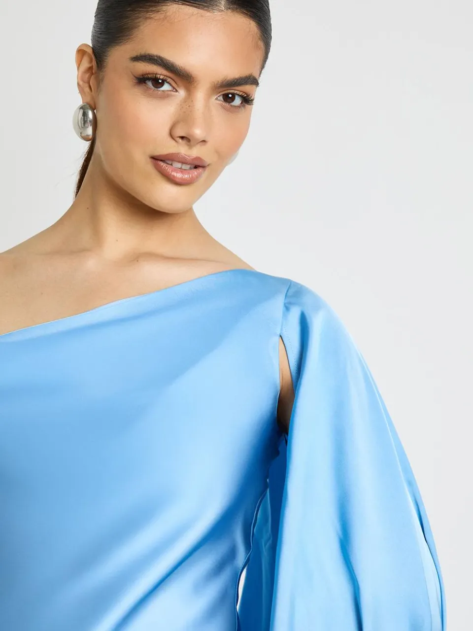 boohoo Dames Satijnen One-shoulder Jurk Met Cape-mouw blauw, foto 4