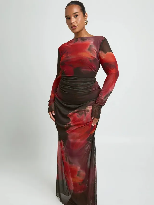 boohoo Dames Plus Bloemenprint Mesh Maxi Jurk Met Rimpeldetail Chocoladebruin