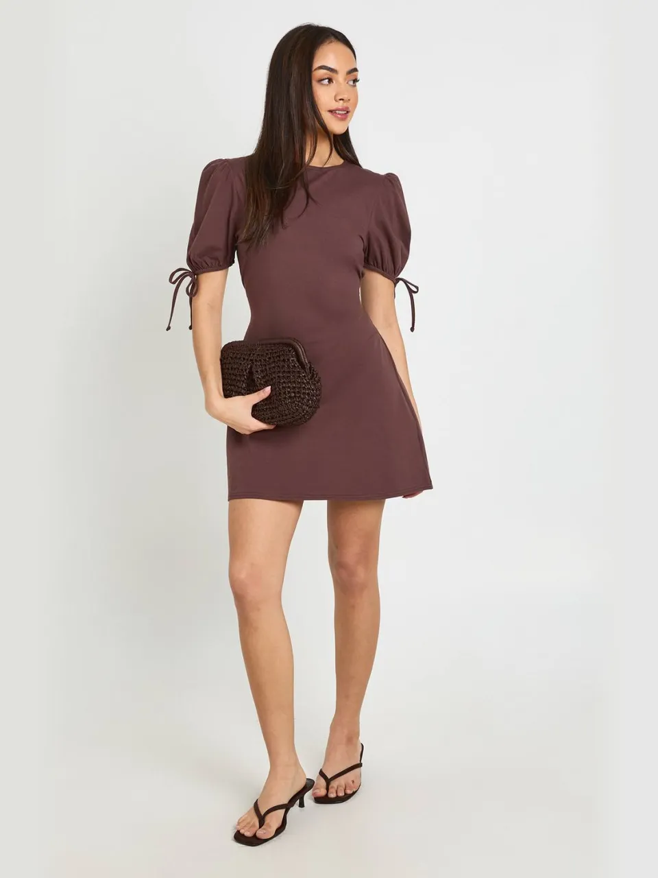 boohoo Dames Katoenen T-shirtjurk Met Strikbandjes Aan De Manchetten chocoladebruin, foto 2