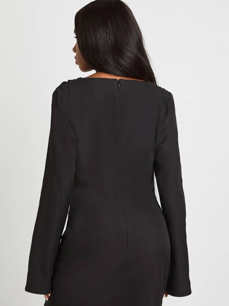 boohoo Dames Cowl-hals mini-jurk met uitlopende mouwen zwart, foto 3