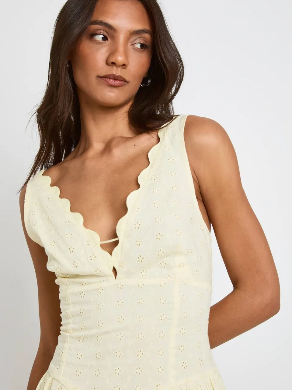 boohoo Dames Lange Broderie Jurk Met Geschulpte Hals En Korsetlijfje citroen, foto 4