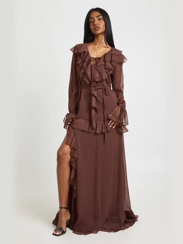 boohoo Dames Chiffon Maxi Jurk met Ruffle Details en Zwevende Pasvorm Chocoladebruin