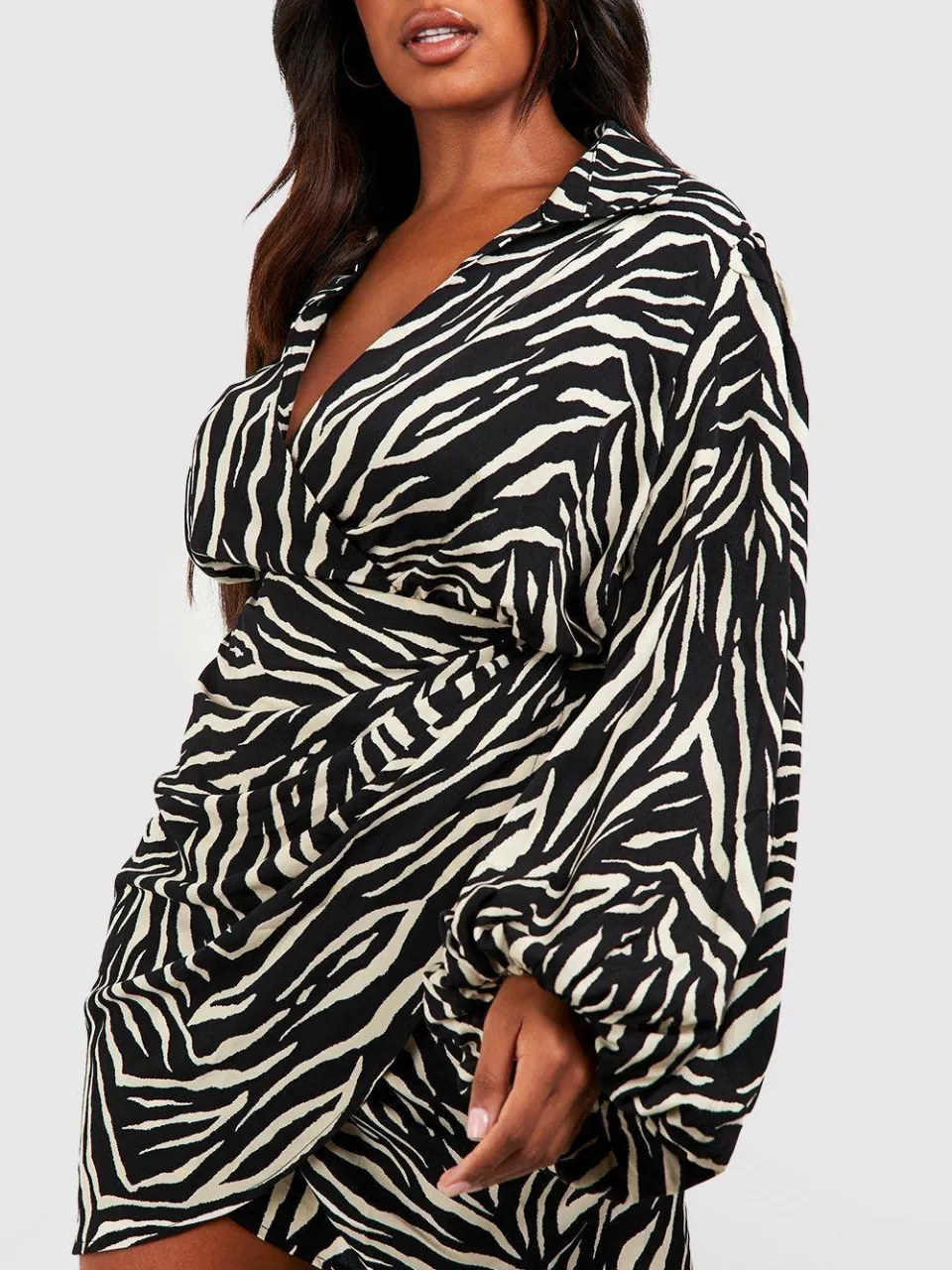 boohoo Dames Plus Zebra Print Blouson Mouw Wrap Jurk zwart, foto 4