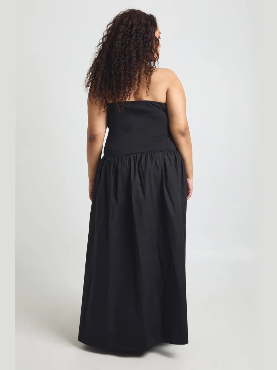 boohoo Dames Plus Geribbelde Katoenmix Maxi Jurk Met Verlaagde Zoom zwart, foto 2