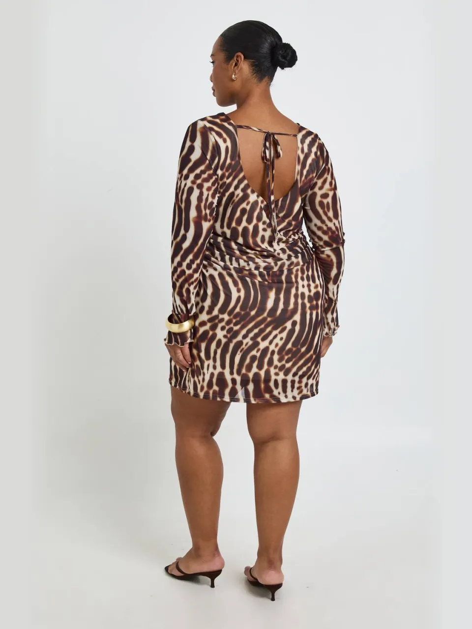 boohoo Dames Plus Grote Bloemenprint Geplooid Mini Shift Jurk bruin, foto 2