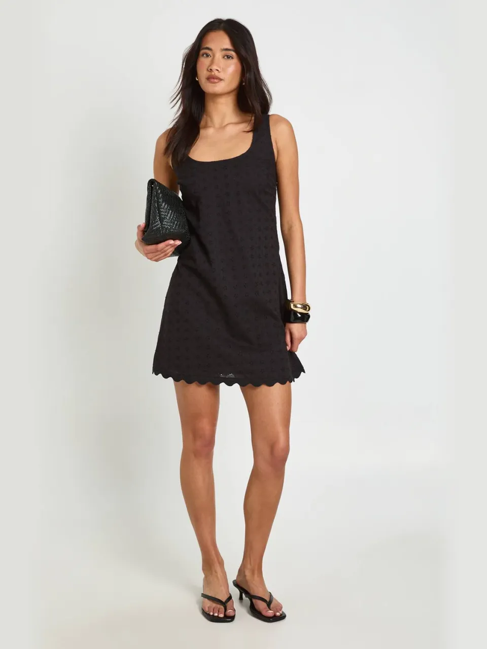 boohoo Dames Tall Broderie Jurk Met Geschulpte Zoom Zwart