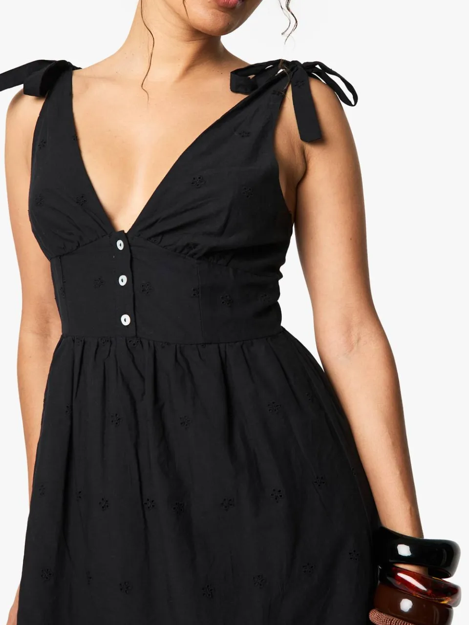 boohoo Dames Broderie Strappy Tie Detail Mini Jurk zwart, foto 3