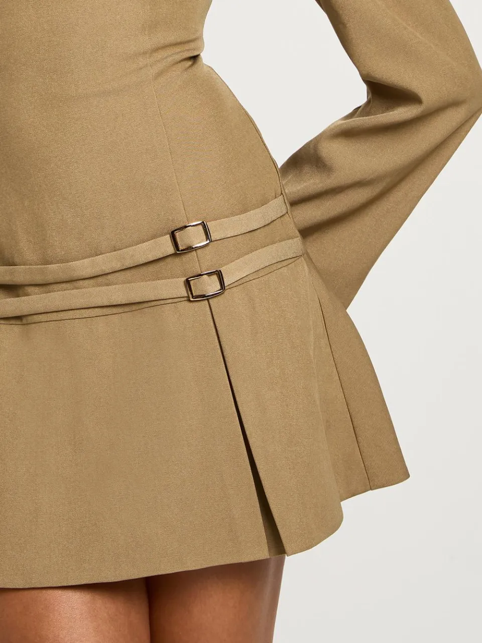 boohoo Dames Getailleerde mini-jurk met gespdetails en geplooide plooien mokka, foto 4