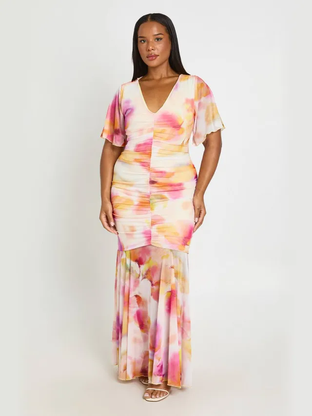boohoo Dames Plus Gebloemde Mesh Gerimpelde Angel Sleeve Maxi Jurk Roze