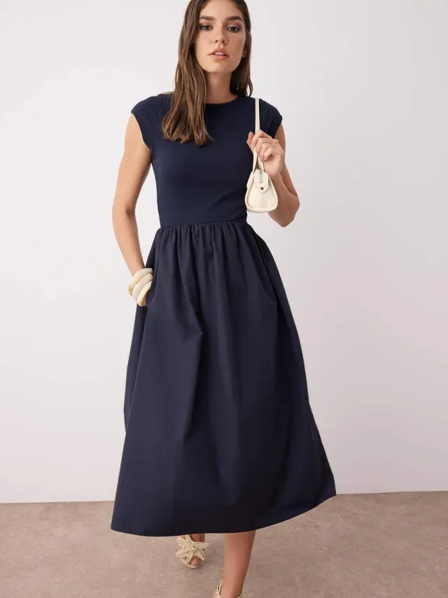Trendyol TRENDYOLMİLLA Dames Donkerblauw Effen Midi Mouwloos Casual Skater Jurken Marineblauw/Blauw