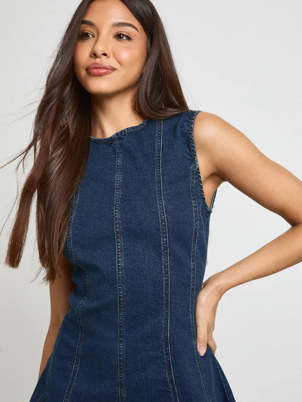 boohoo Dames Mouwloze Denim Mini Jurk Met Naaddetail, foto 4