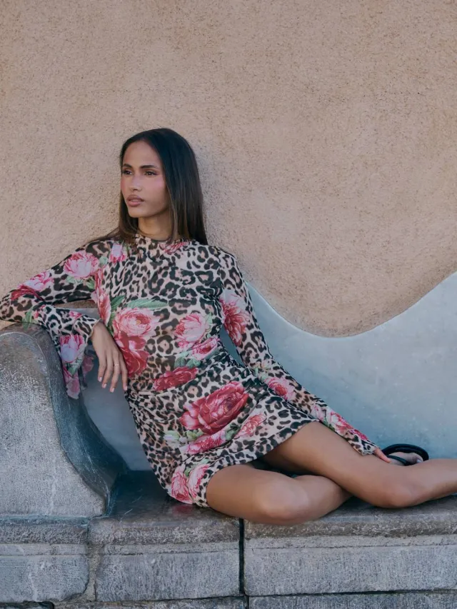boohoo Dames Mini-jurk Met Gemengde Dierenprint En Uitlopende Mouwen Steen