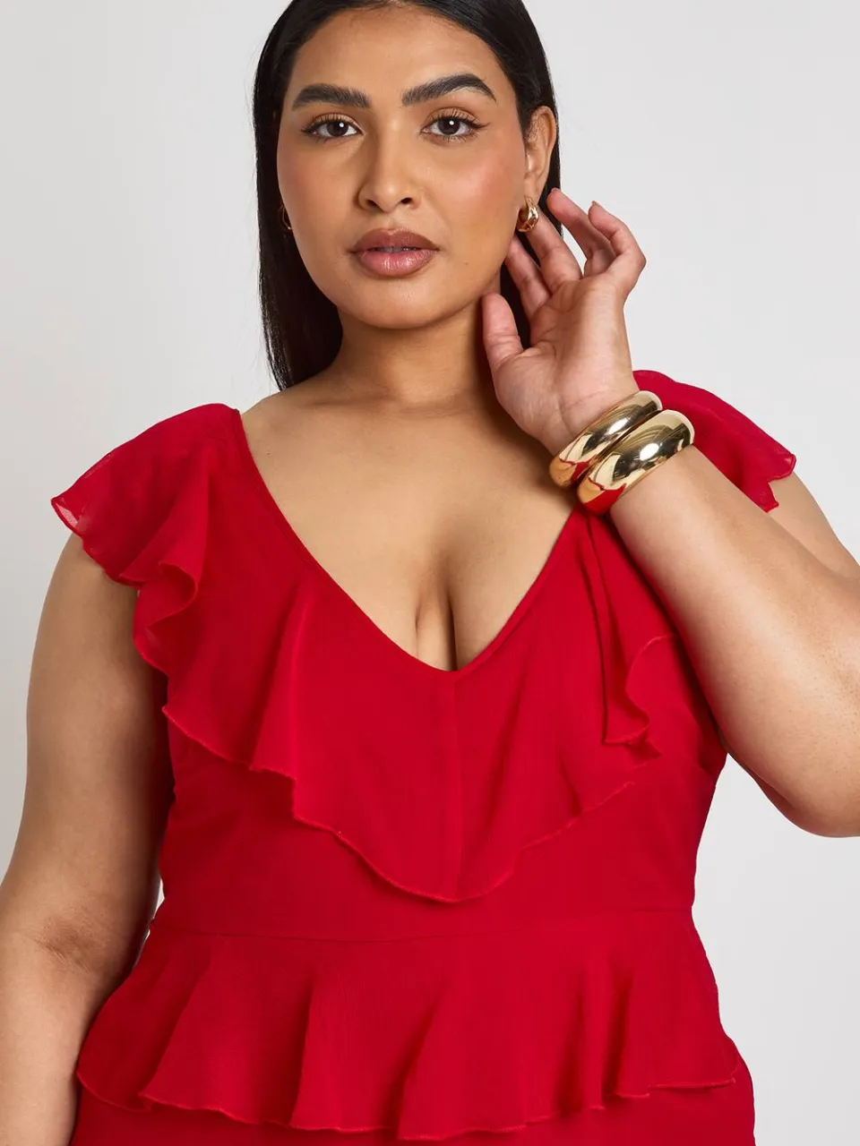 boohoo Dames Plus Chiffon Ruches Plunge Maxi Jurk rood, foto 4