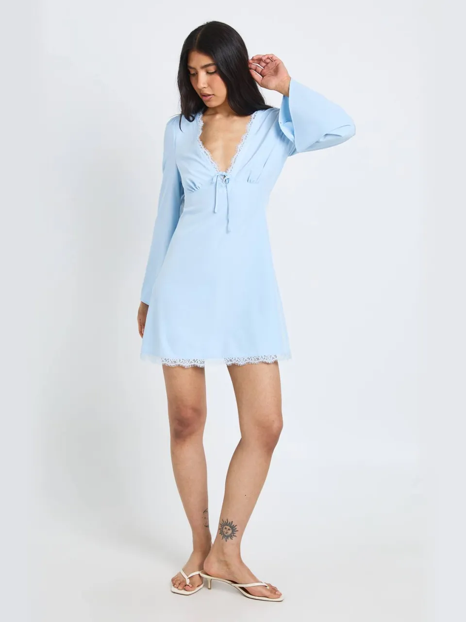 boohoo Dames Mini-jurk Met Uitlopende Mouwen En Kanten Afwerking poederblauw