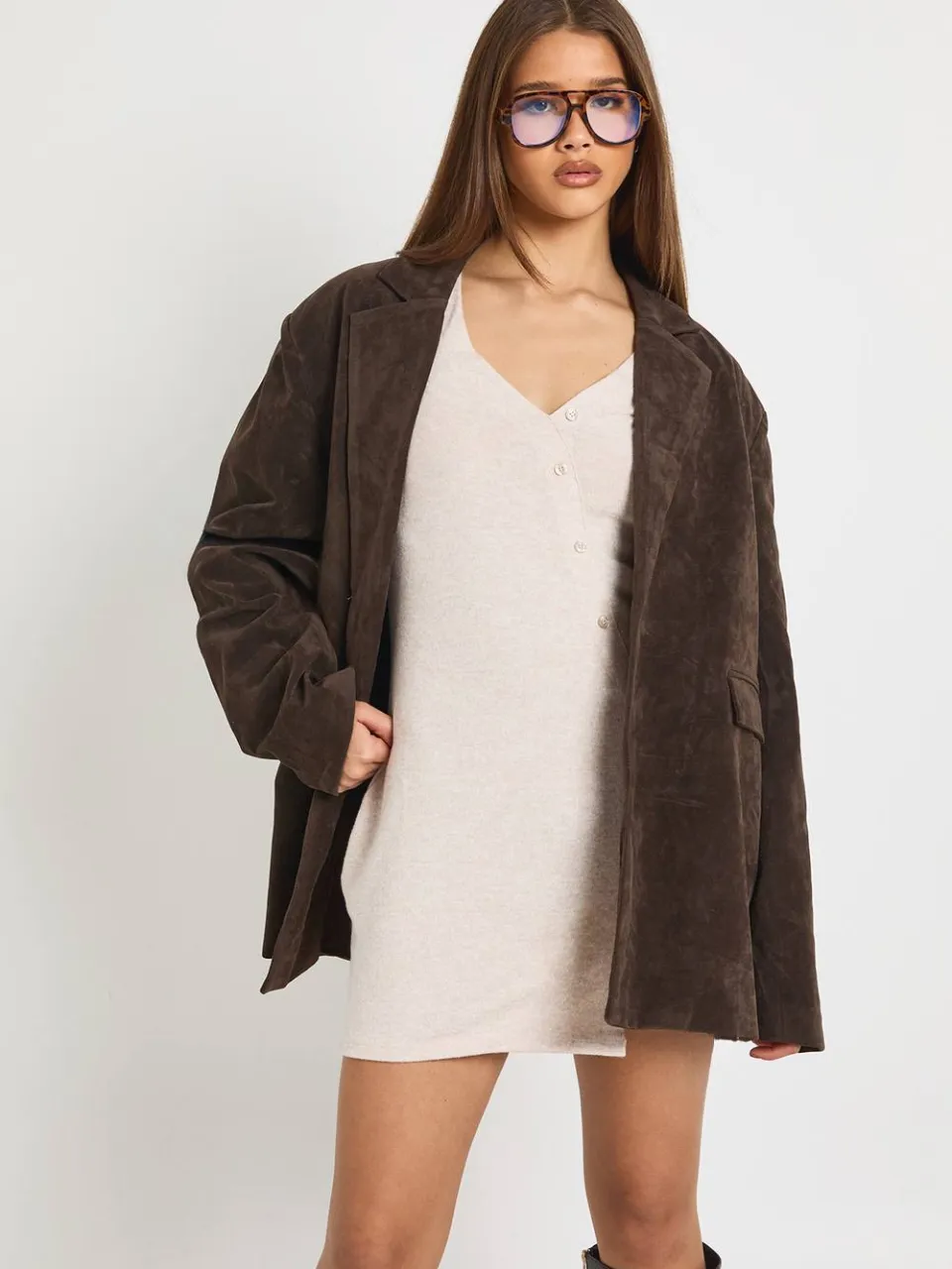boohoo Dames Mini jurk met knoopsluiting en asymmetrische snit havermout, foto 2